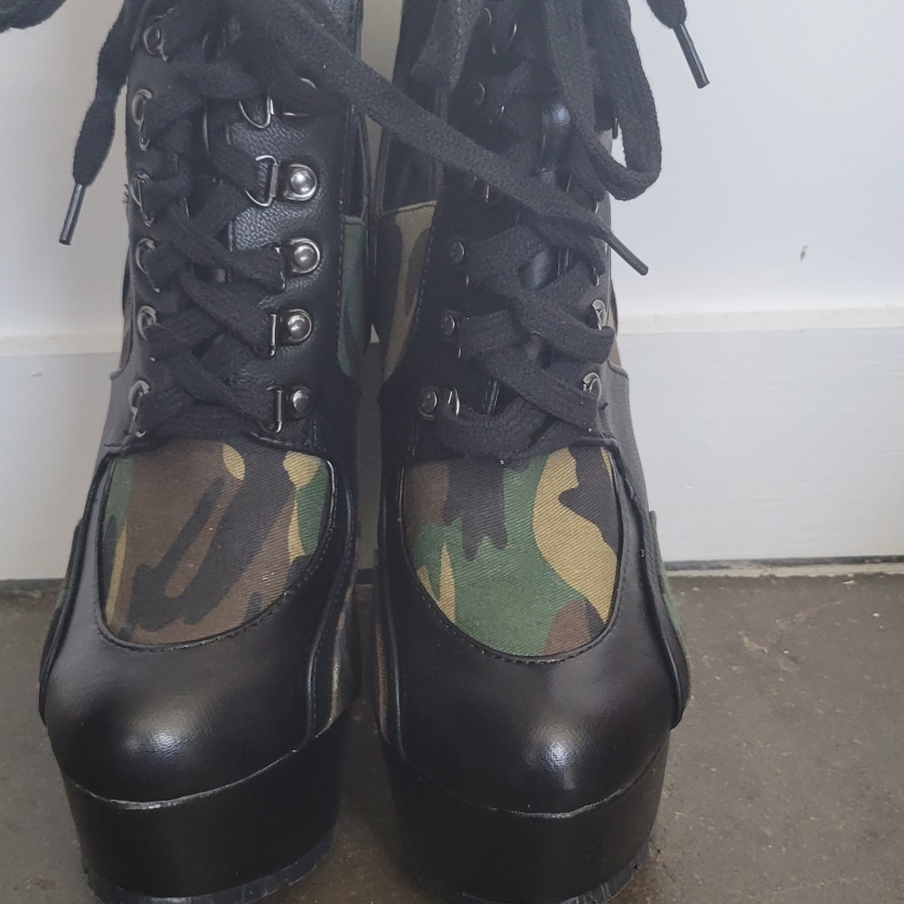 Camo size 8 heels